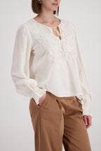 Blusa MONARI con bordado