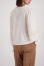 Blusa MONARI con bordado