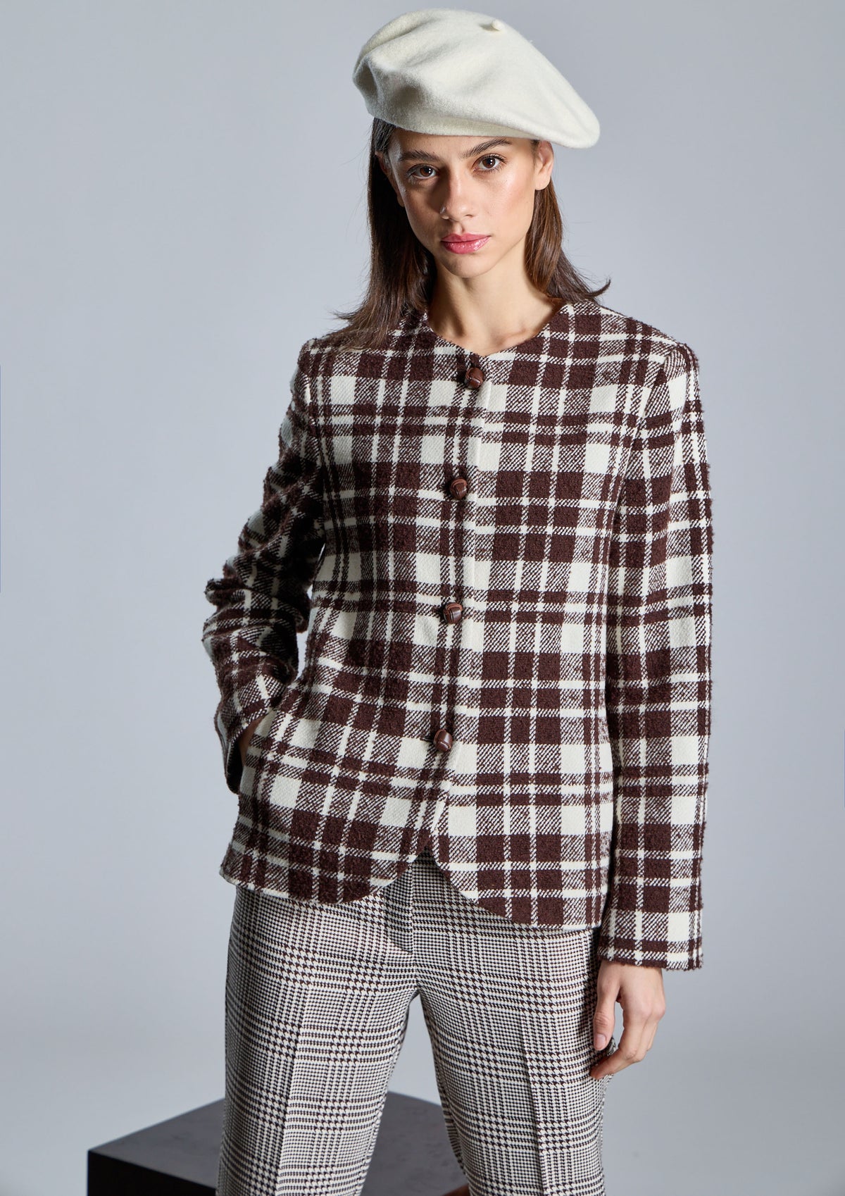 Chaqueta ALBA CONDE de cuadros marrón y crudo