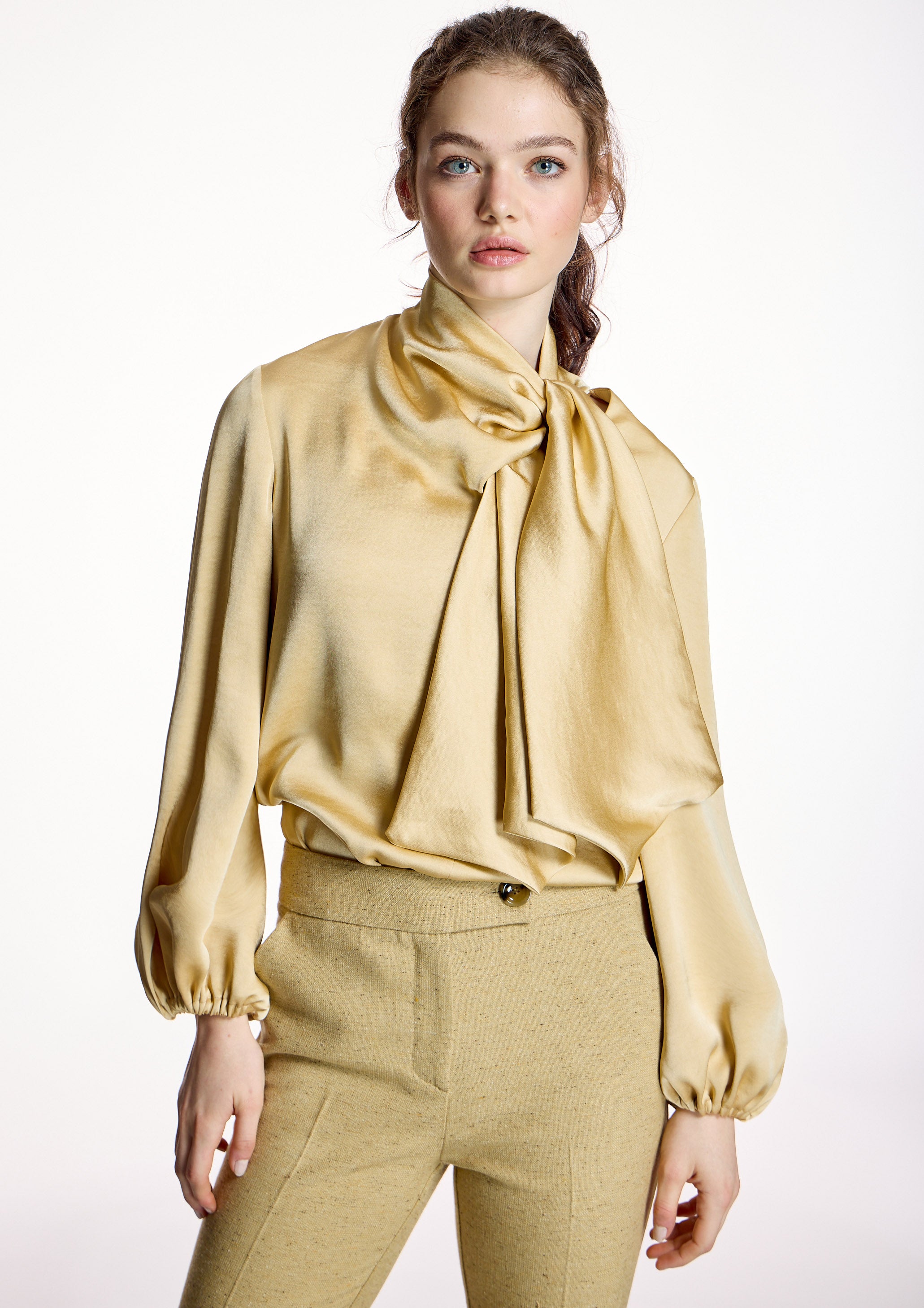 Blusa ALBA CONDE amarilla con lazada