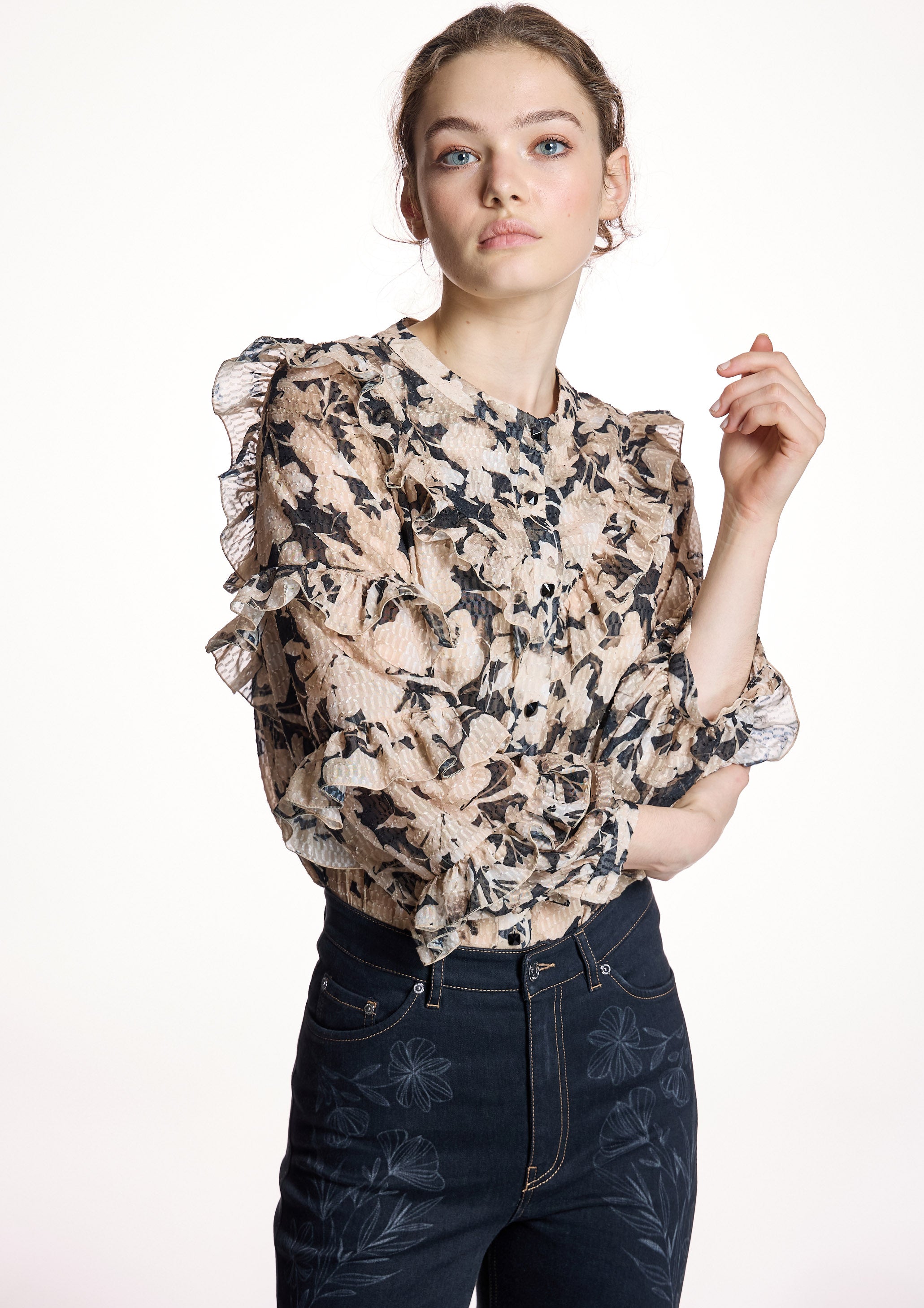 Blusa ALBA CONDE estampada con volantes