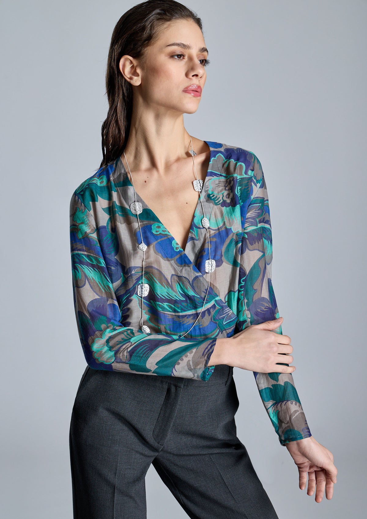 Blusa ALBA CONDE cruzada estampado azul
