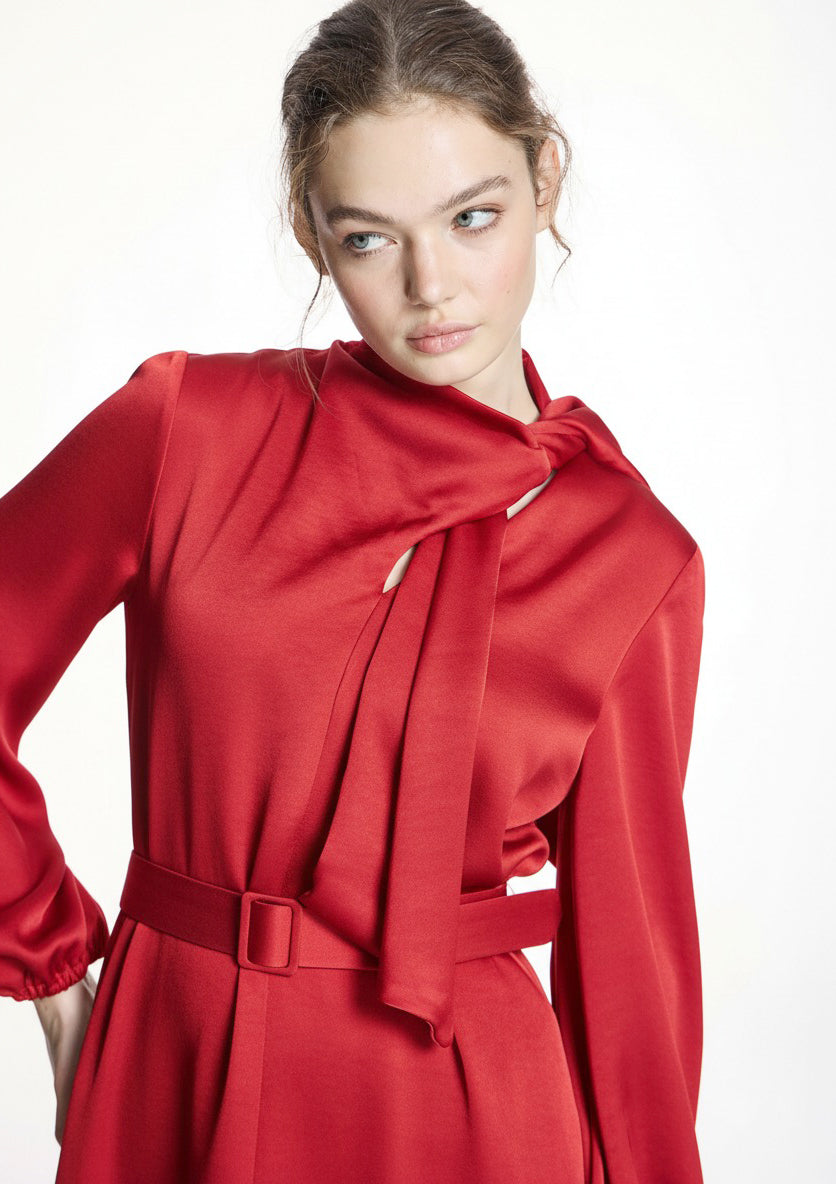 Vestido ALBA CONDE satinado rojo con lazada