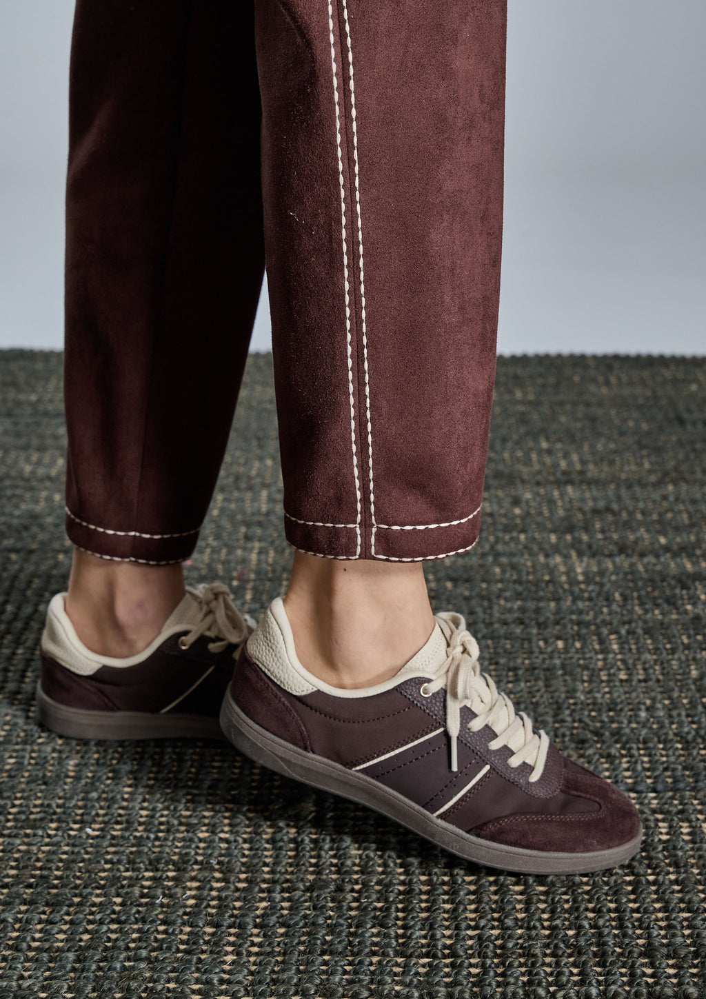 Pantalón ALBA CONDE marrón con pespuntes