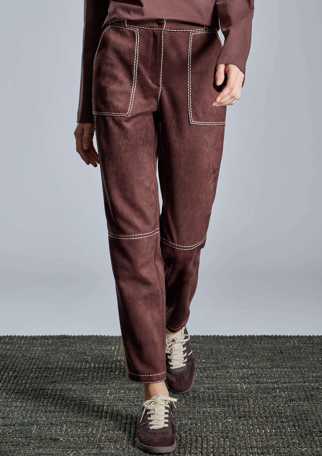 Pantalón ALBA CONDE marrón con pespuntes