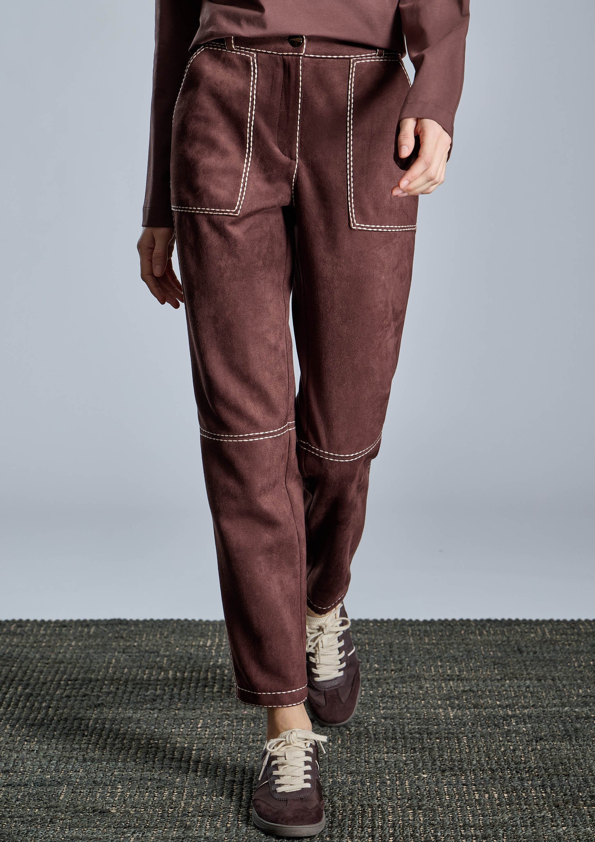 Pantalón ALBA CONDE marrón con pespuntes