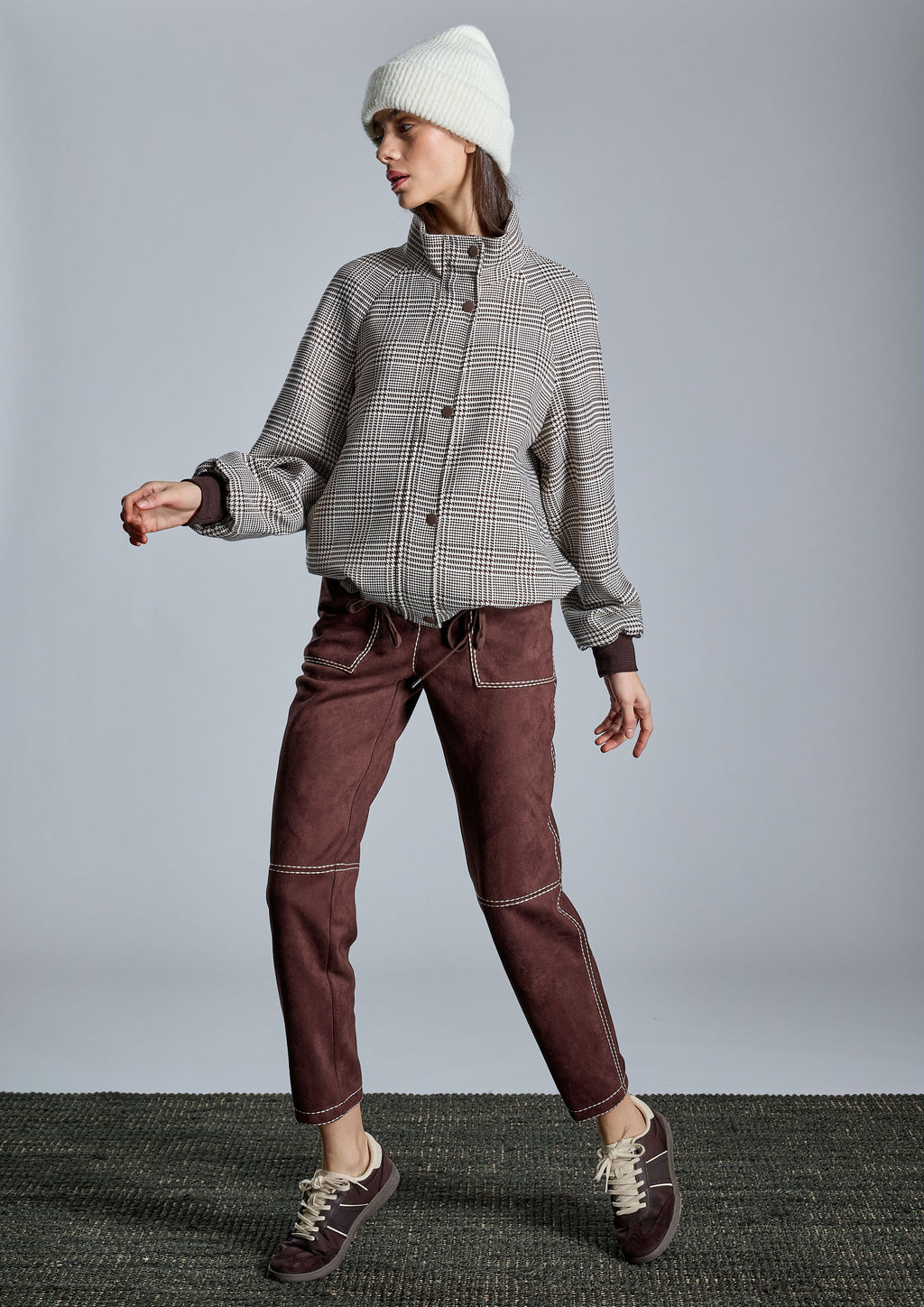 Pantalón ALBA CONDE marrón con pespuntes