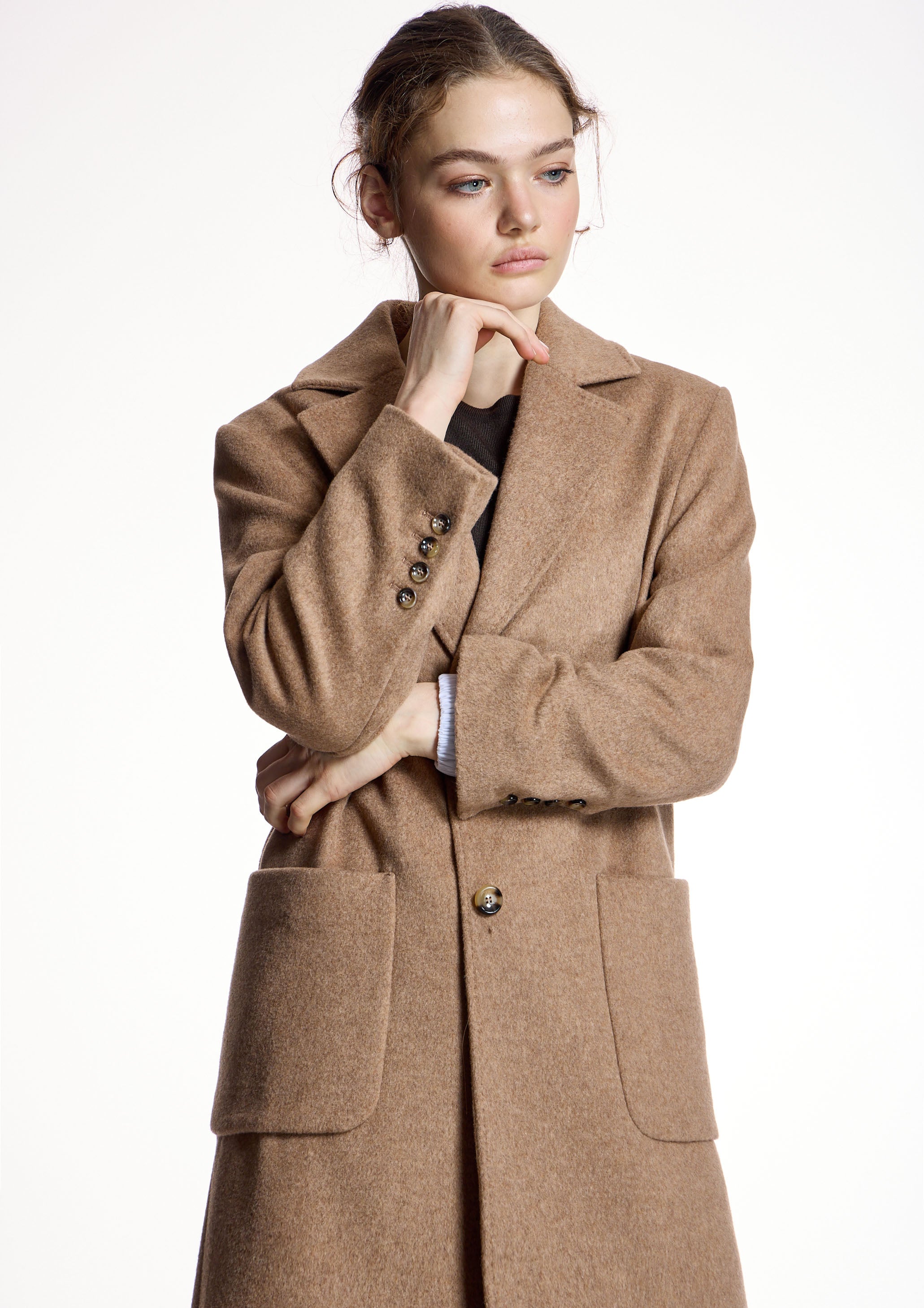 Abrigo ALBA CONDE color camel con solapa