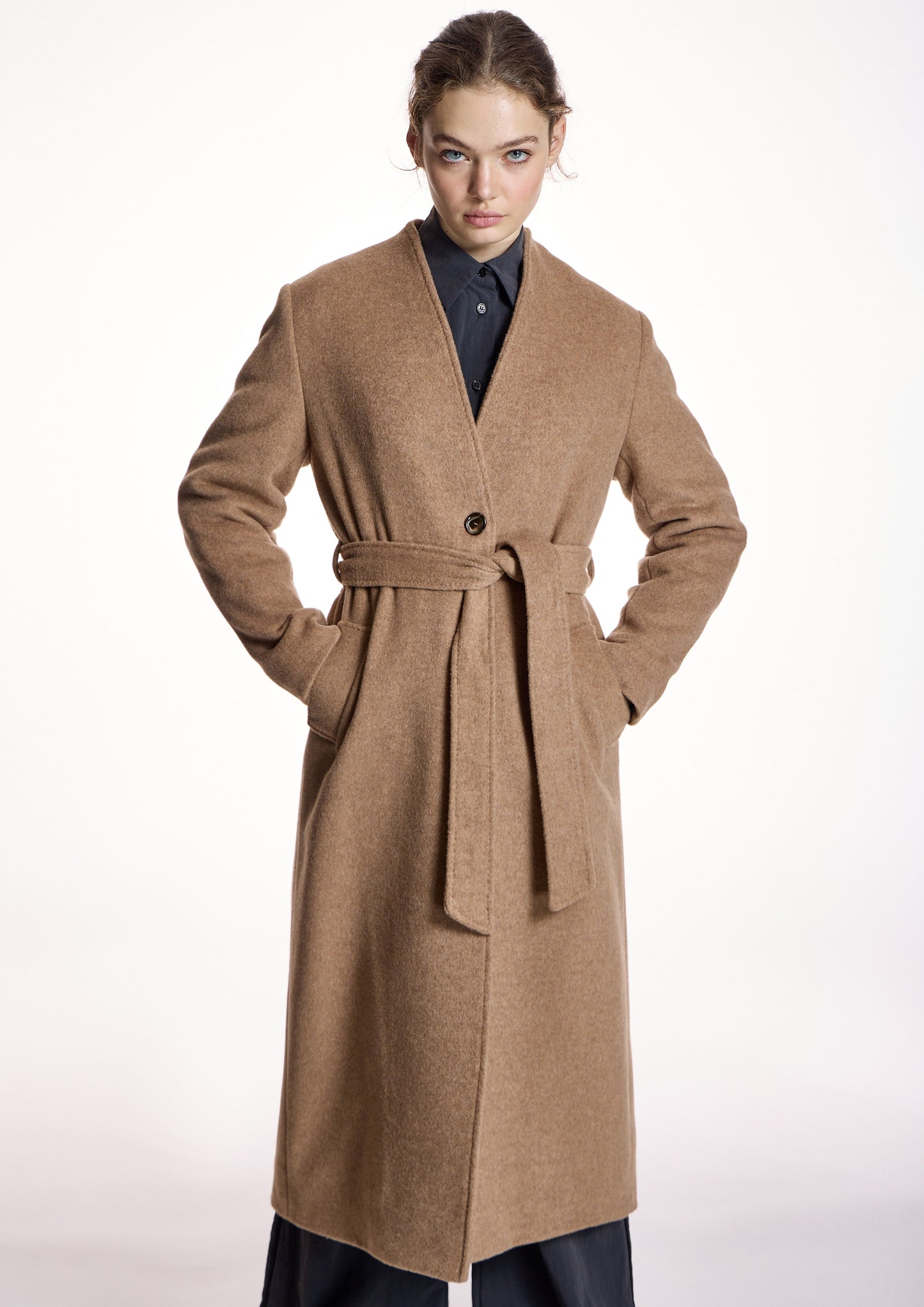 Abrigo ALBA CONDE largo color topo