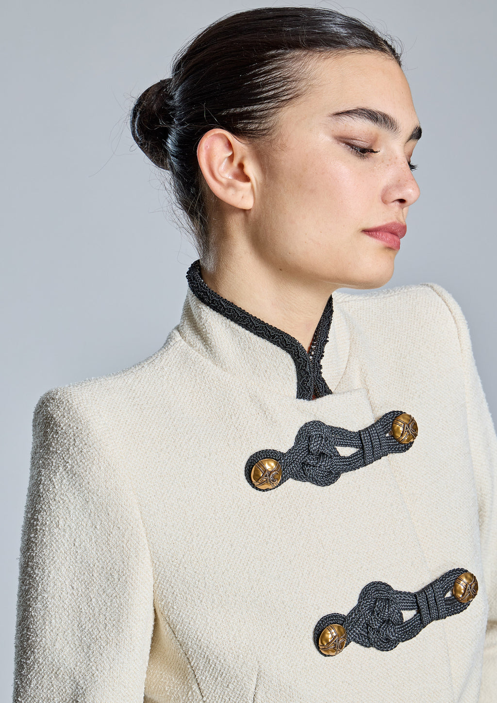 Chaqueta ALBA CONDE cruda con alamares