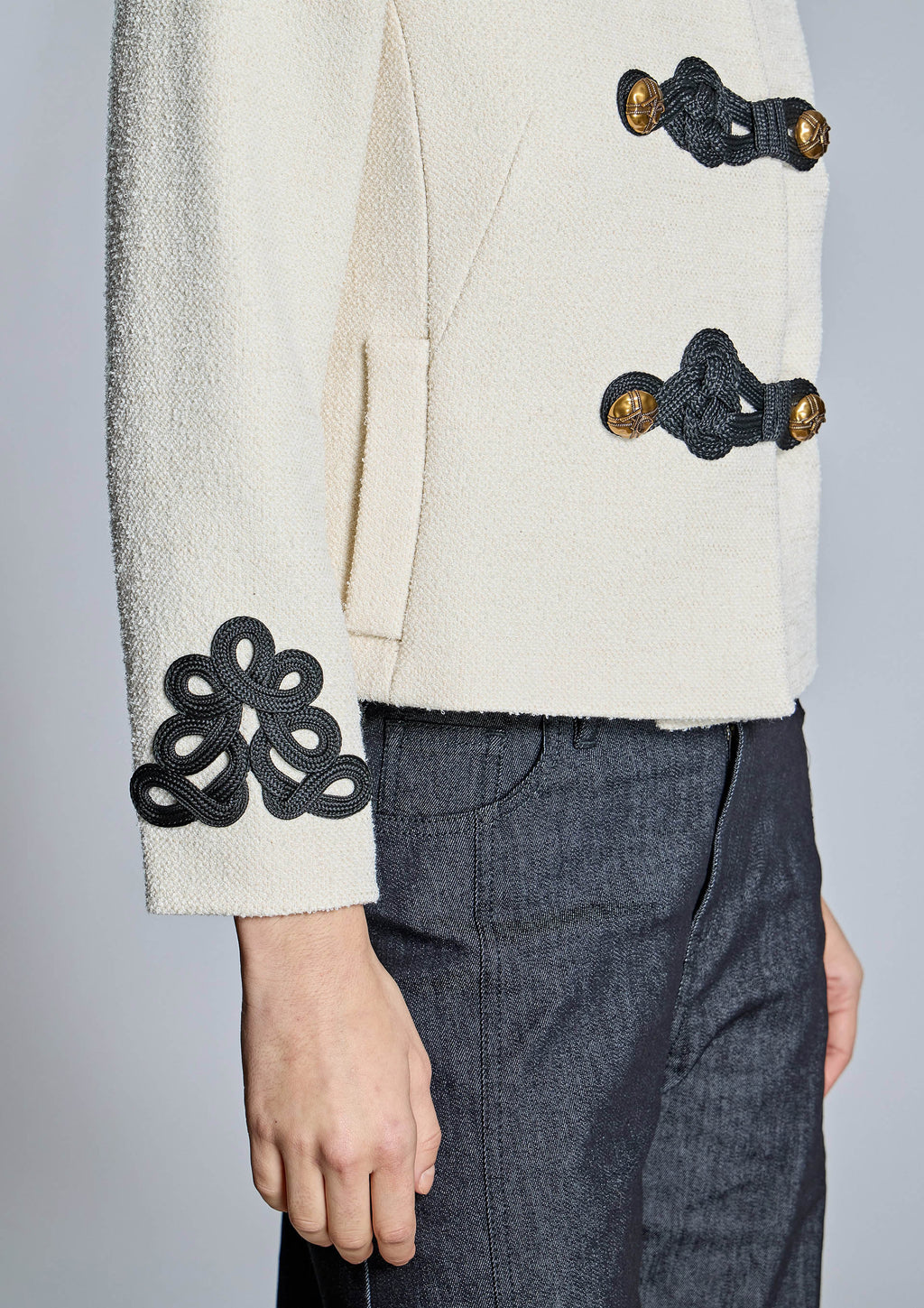Chaqueta ALBA CONDE cruda con alamares