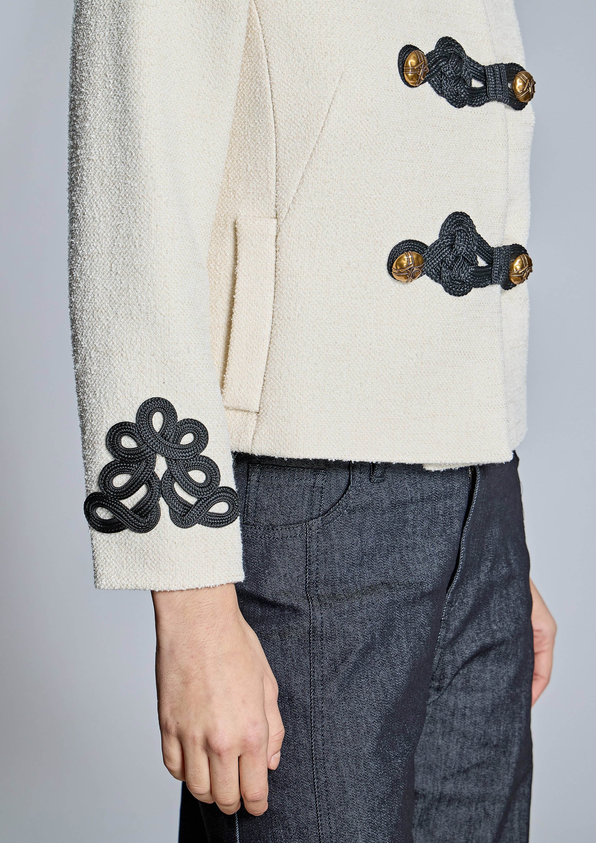 Chaqueta ALBA CONDE cruda con alamares