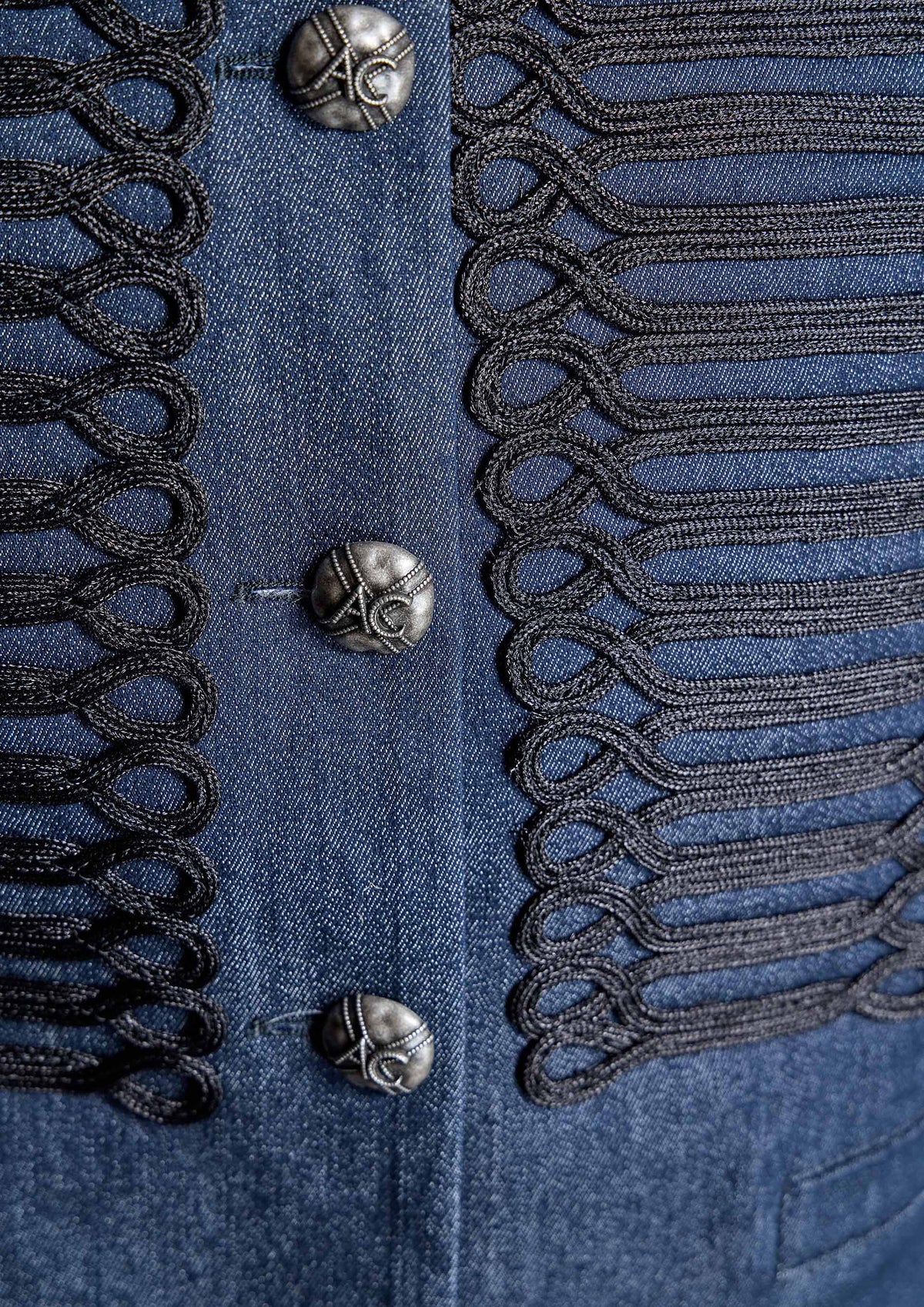 Chaqueta ALBA CONDE denim con detalle de alamares