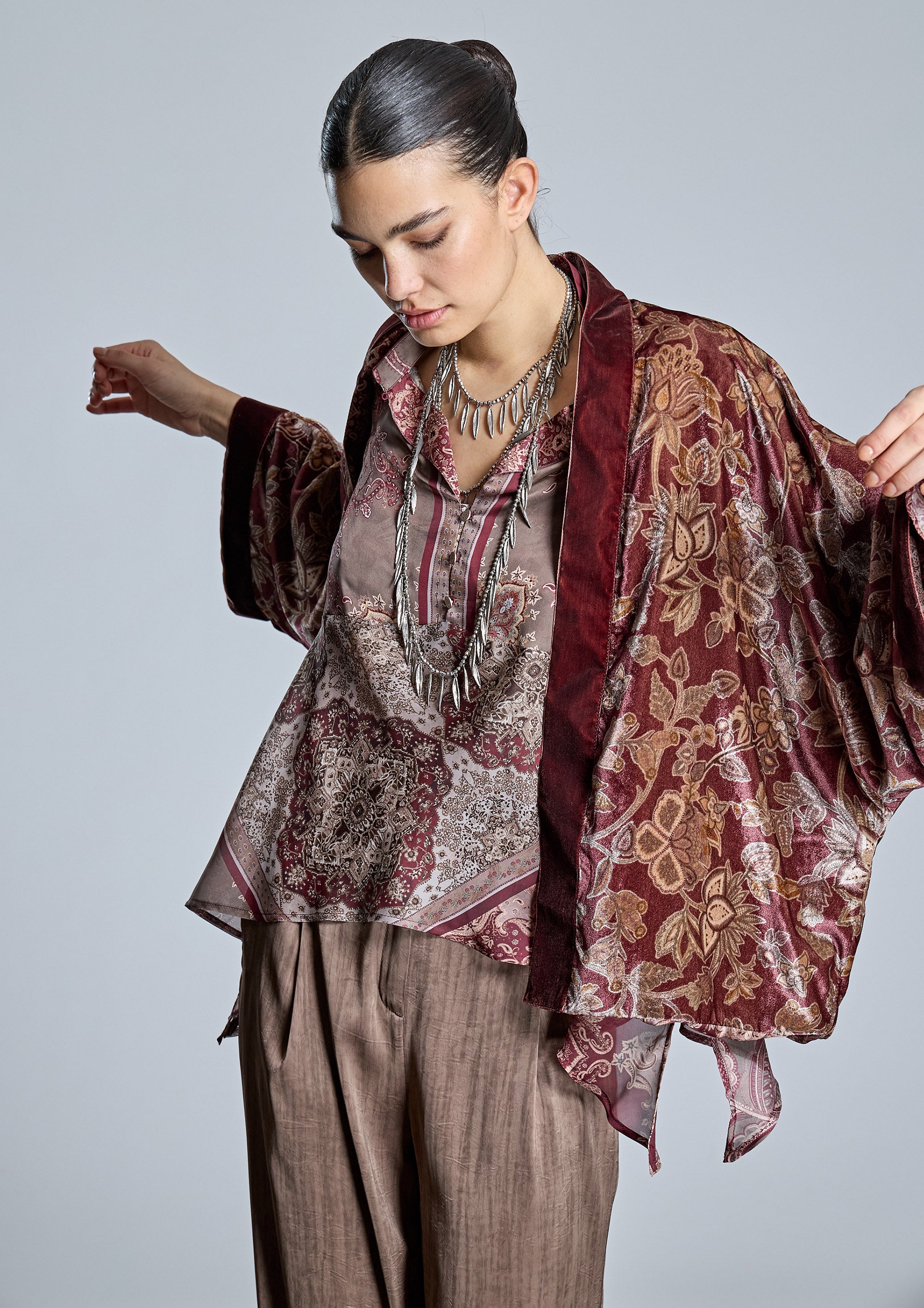 Blusa ALBA CONDE fluida estampada burdeos