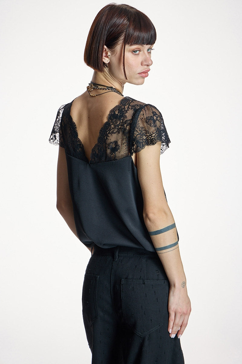 Top ALBA CONDE en raso negro con encaje