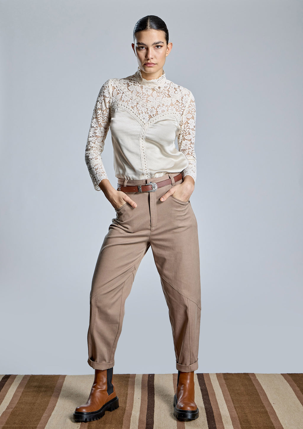 Blusa ALBA CONDE beige con encaje