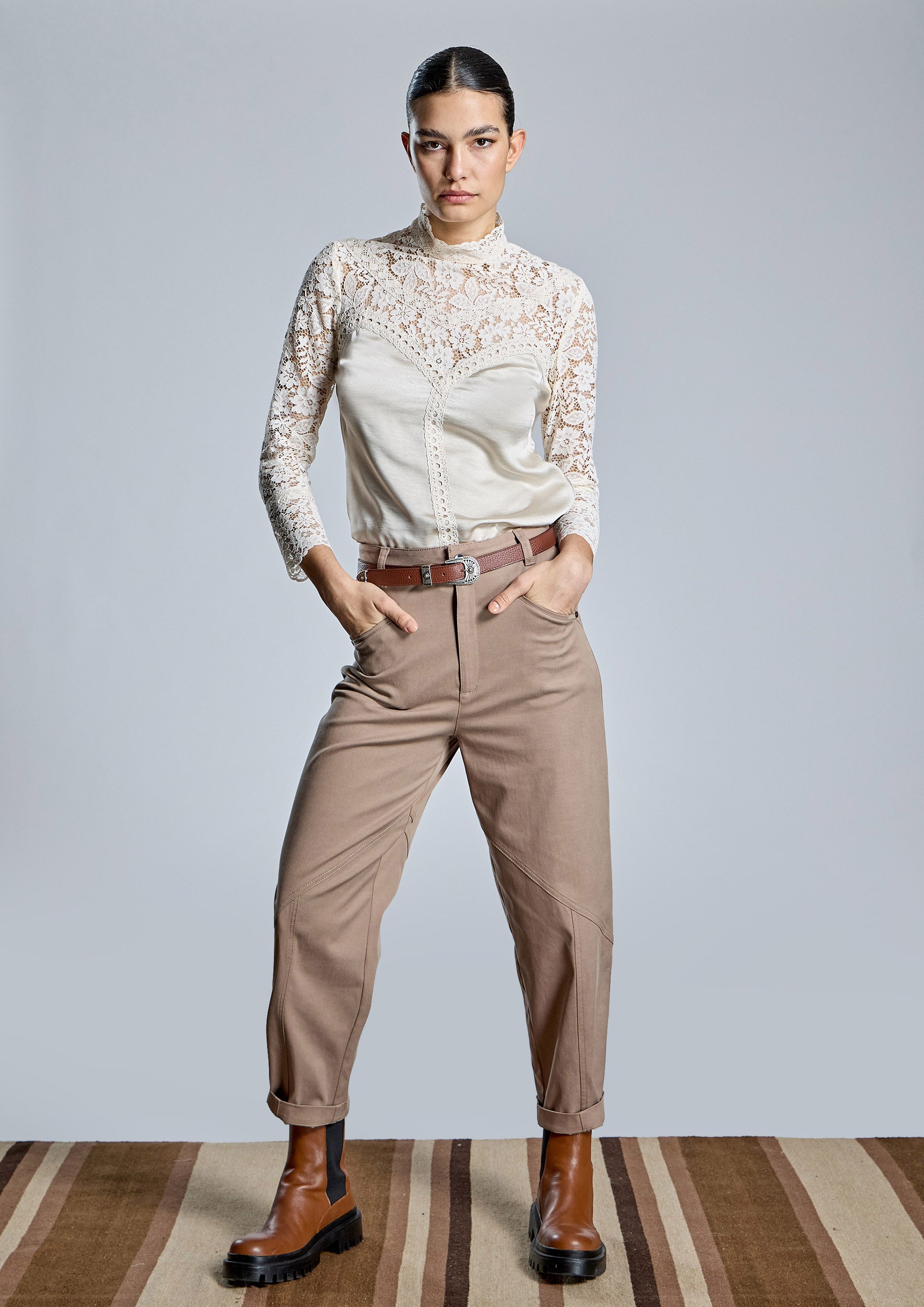 Blusa ALBA CONDE beige con encaje