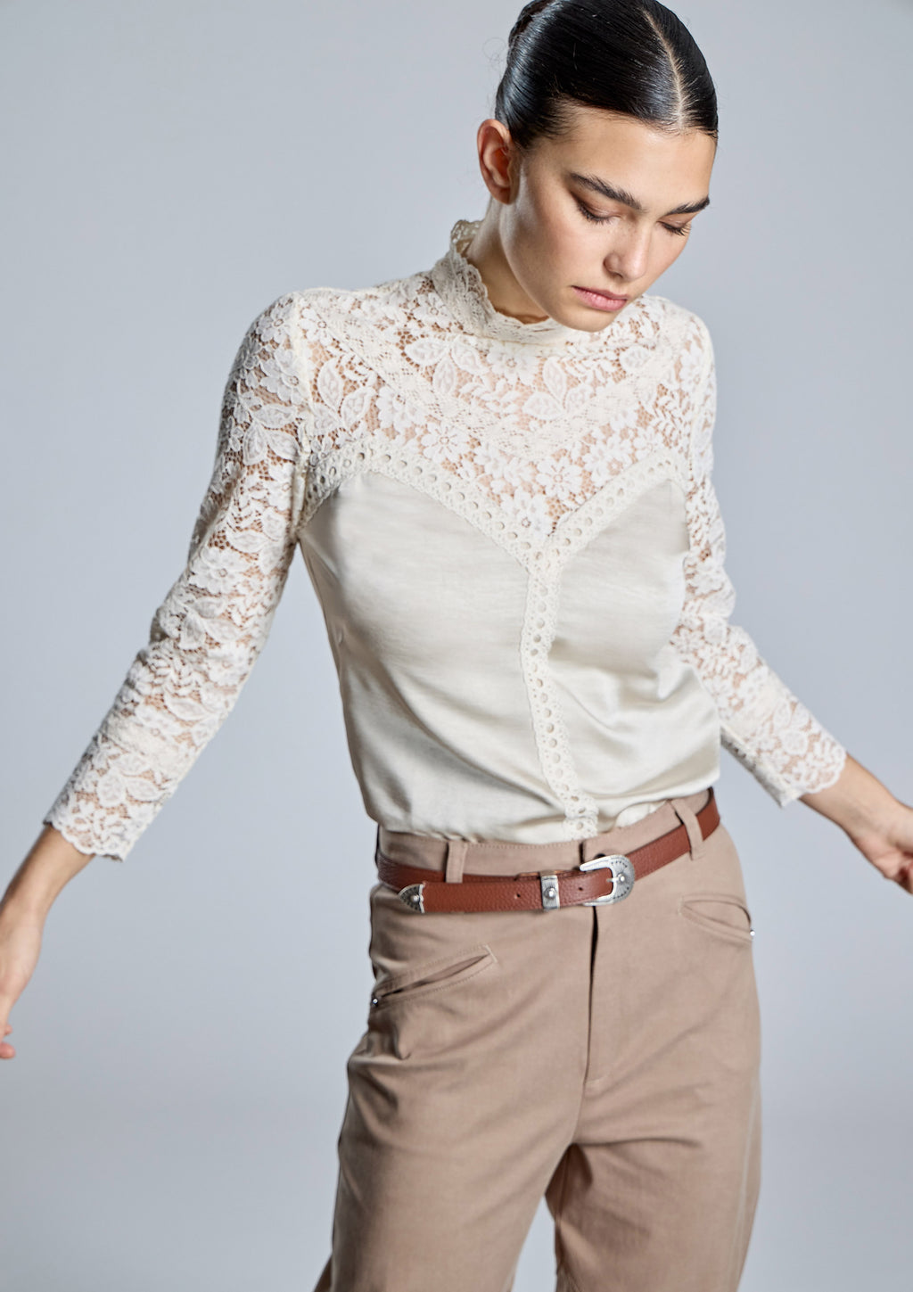 Blusa ALBA CONDE beige con encaje