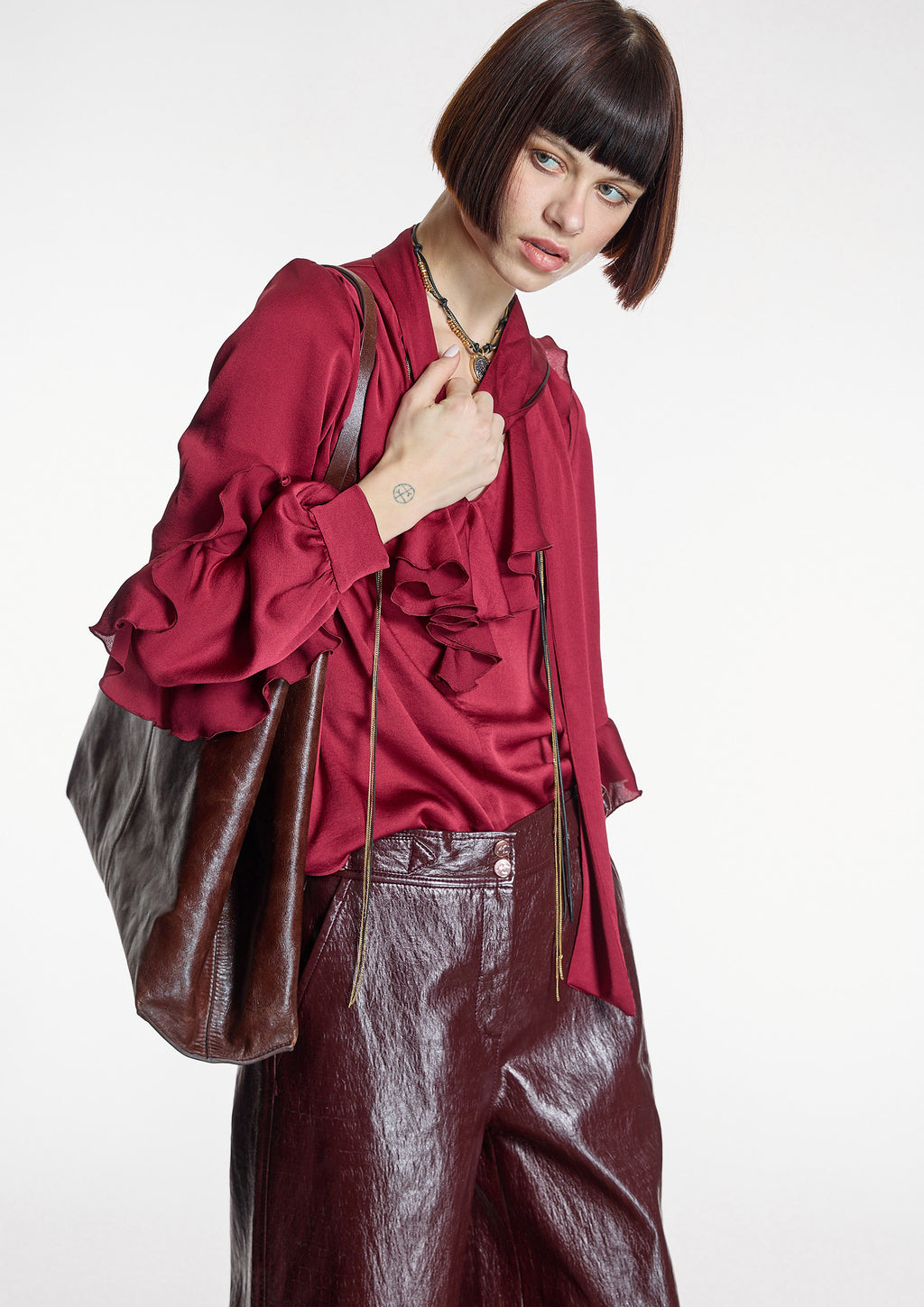 Blusa ALBA CONDE granate con volantes