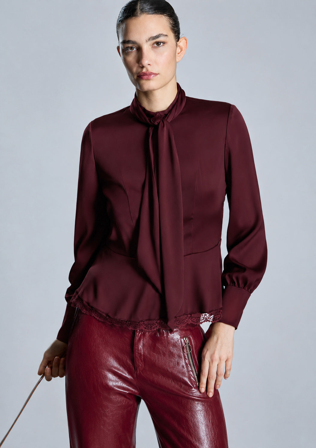 Blusa ALBA CONDE granate satinada con lazada
