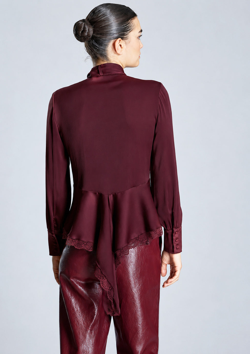 Blusa ALBA CONDE granate satinada con lazada