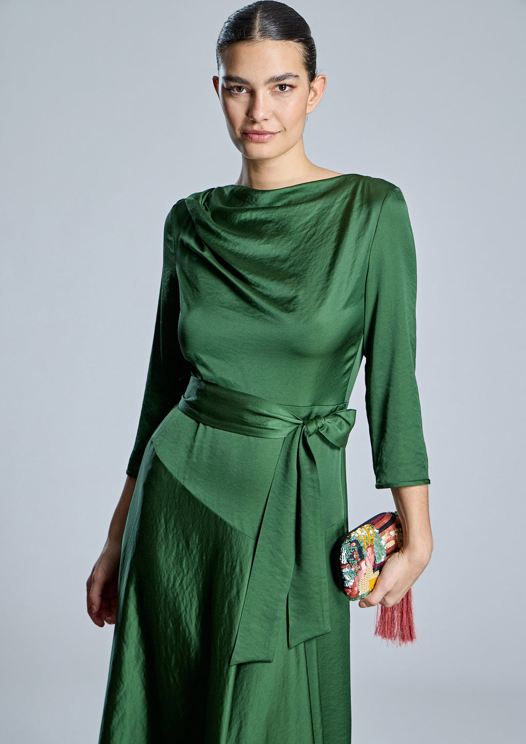 Vestido ALBA CONDE verde satinado