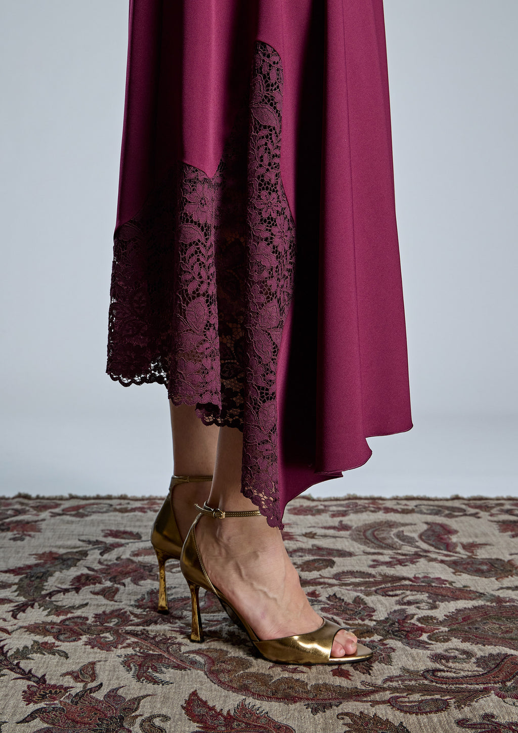 Vestido ALBA CONDE burdeos con puntilla floral