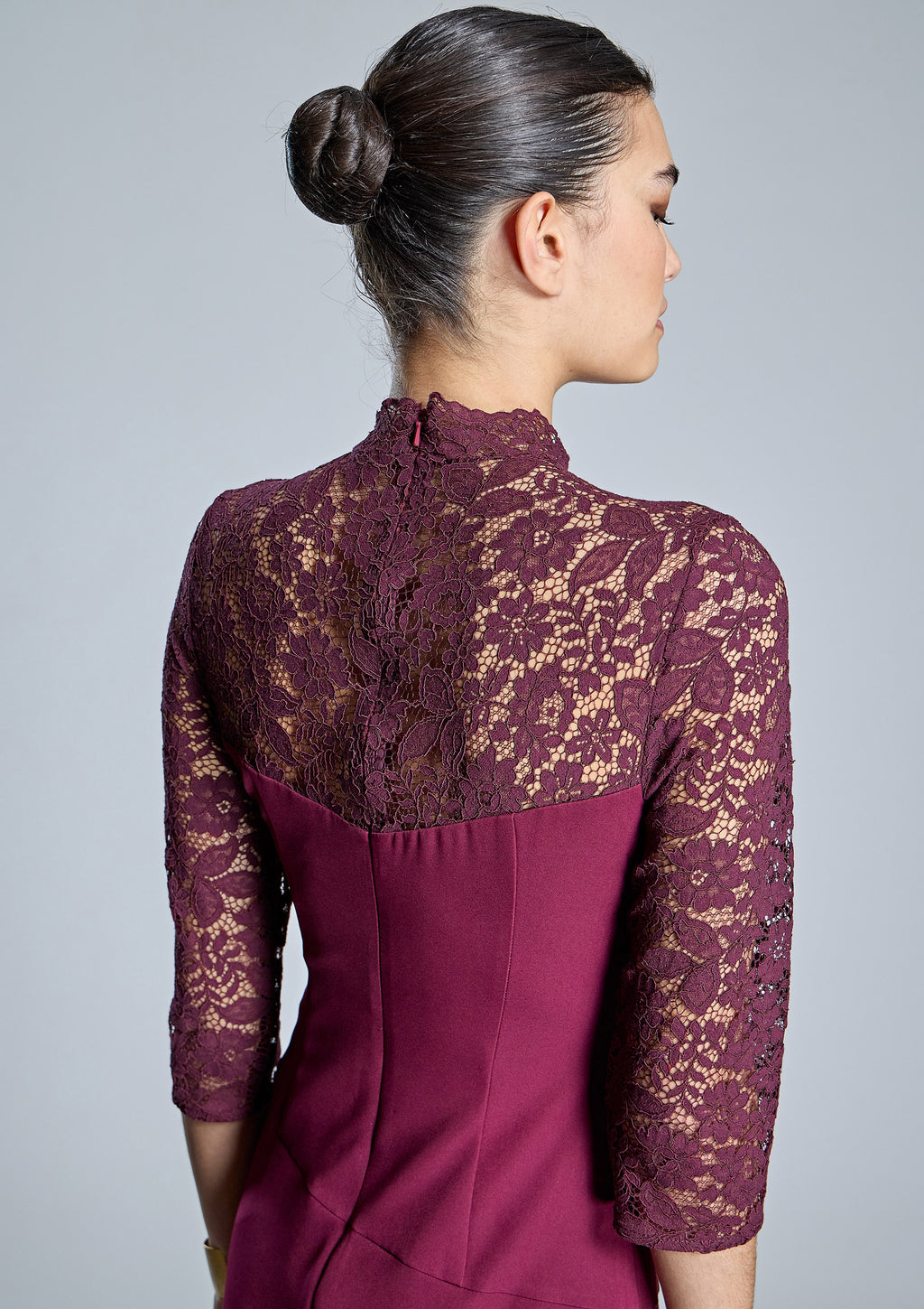 Vestido ALBA CONDE burdeos con puntilla floral