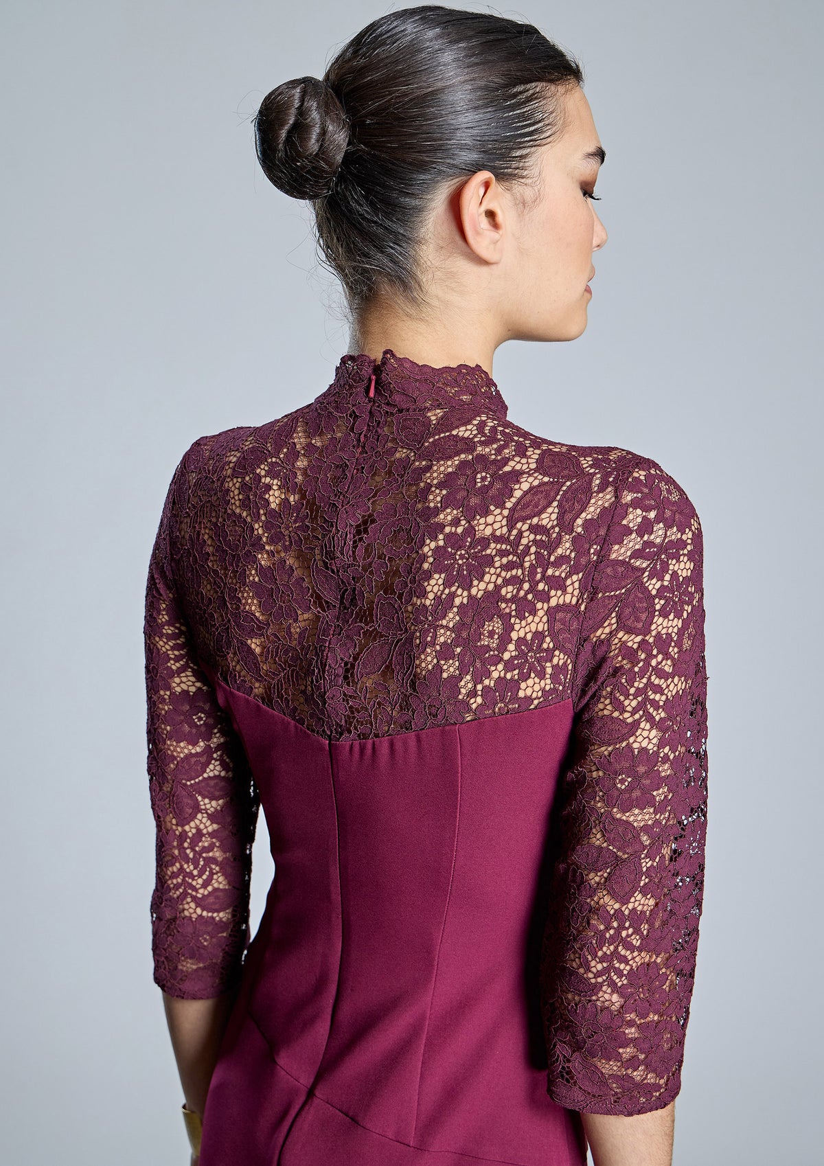 Vestido ALBA CONDE burdeos con puntilla floral