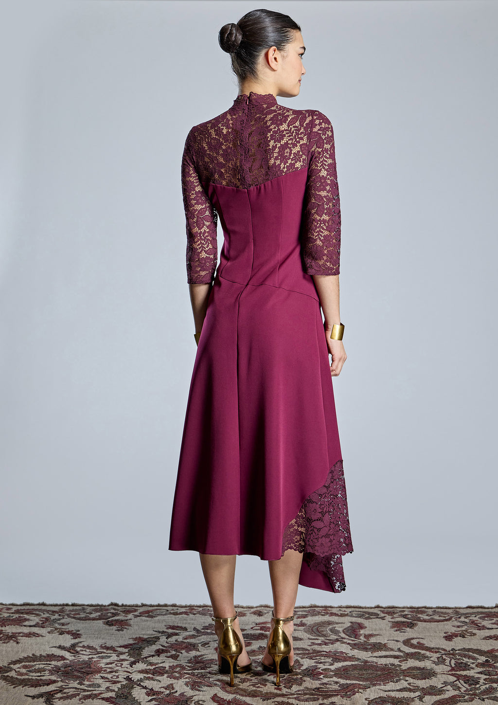 Vestido ALBA CONDE burdeos con puntilla floral