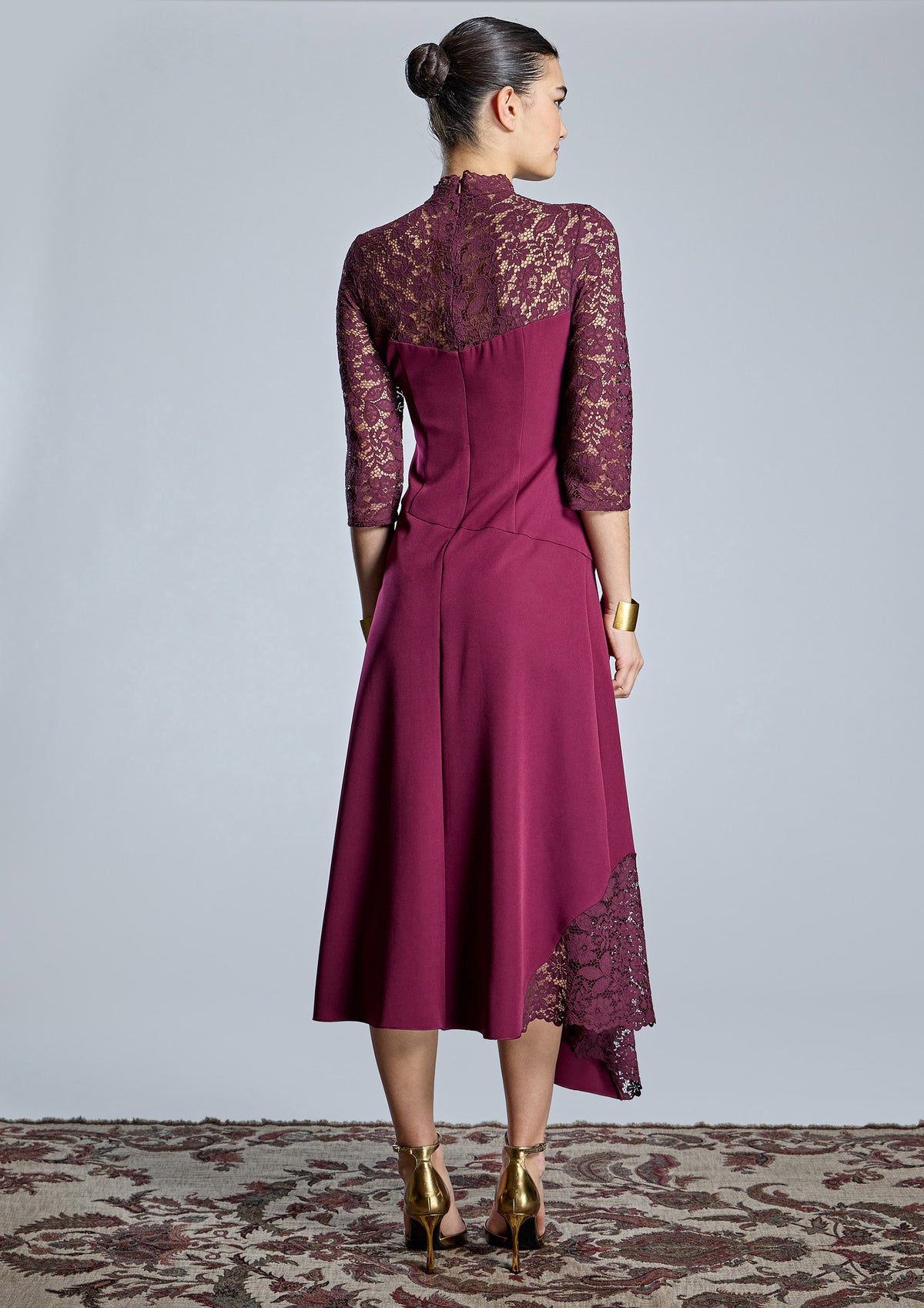 Vestido ALBA CONDE burdeos con puntilla floral