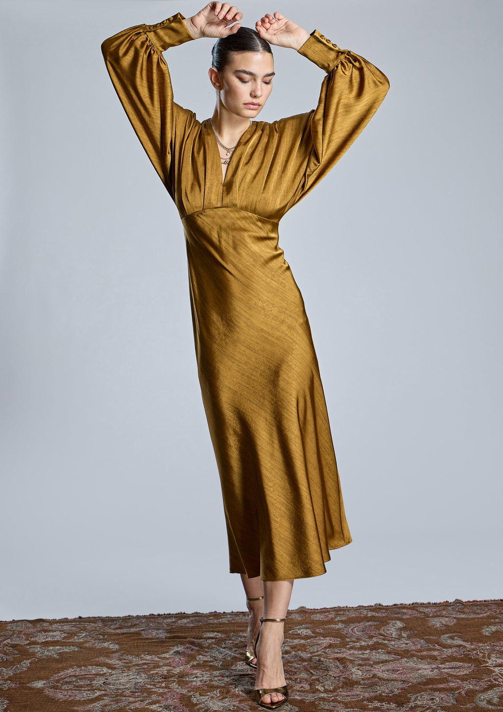 Vestido ALBA CONDE de satén mostaza