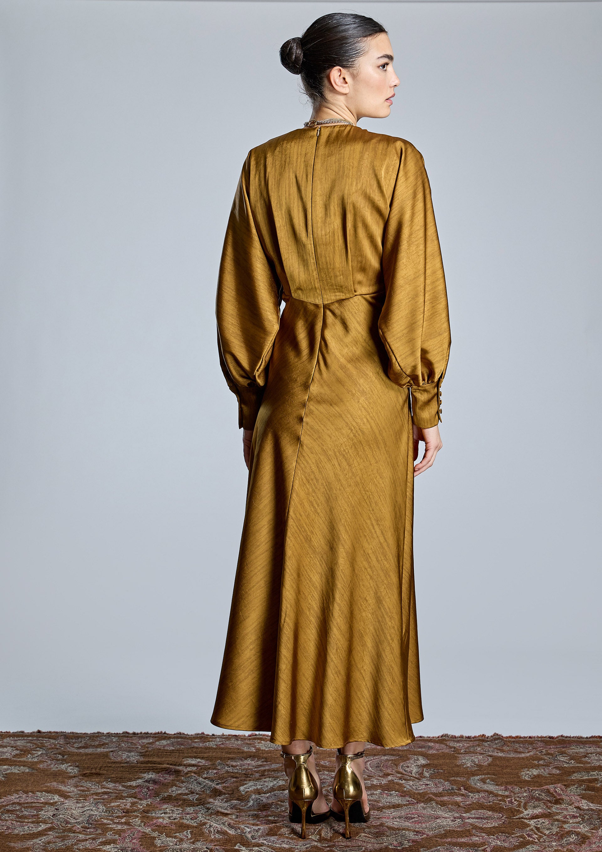 Vestido ALBA CONDE de satén mostaza
