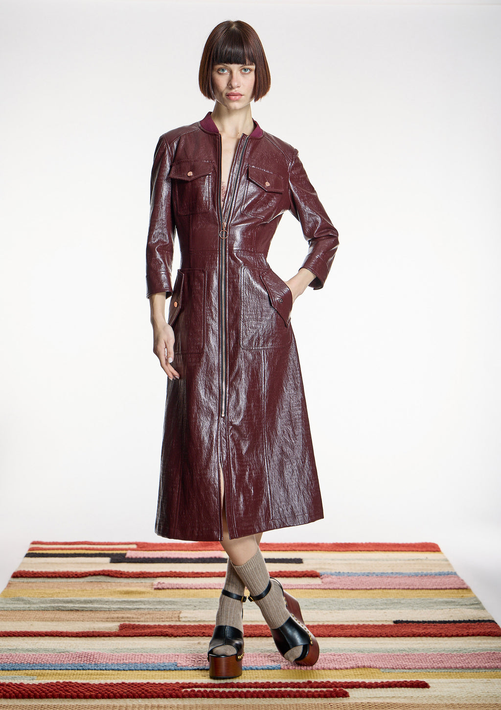 Vestido ALBA CONDE entallado burdeos