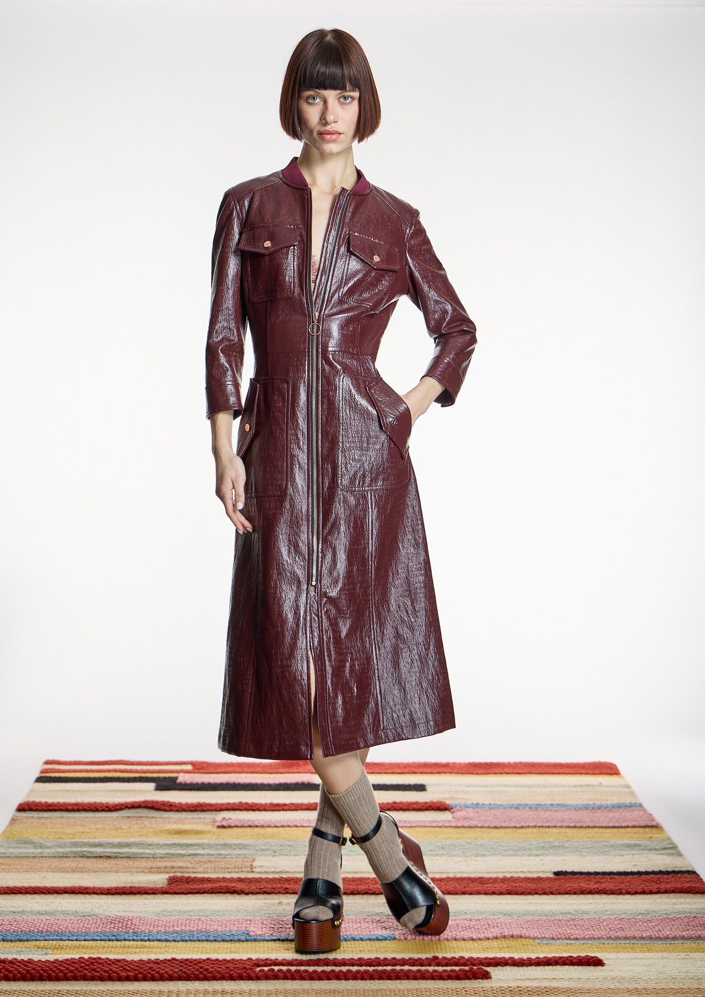 Vestido ALBA CONDE entallado burdeos