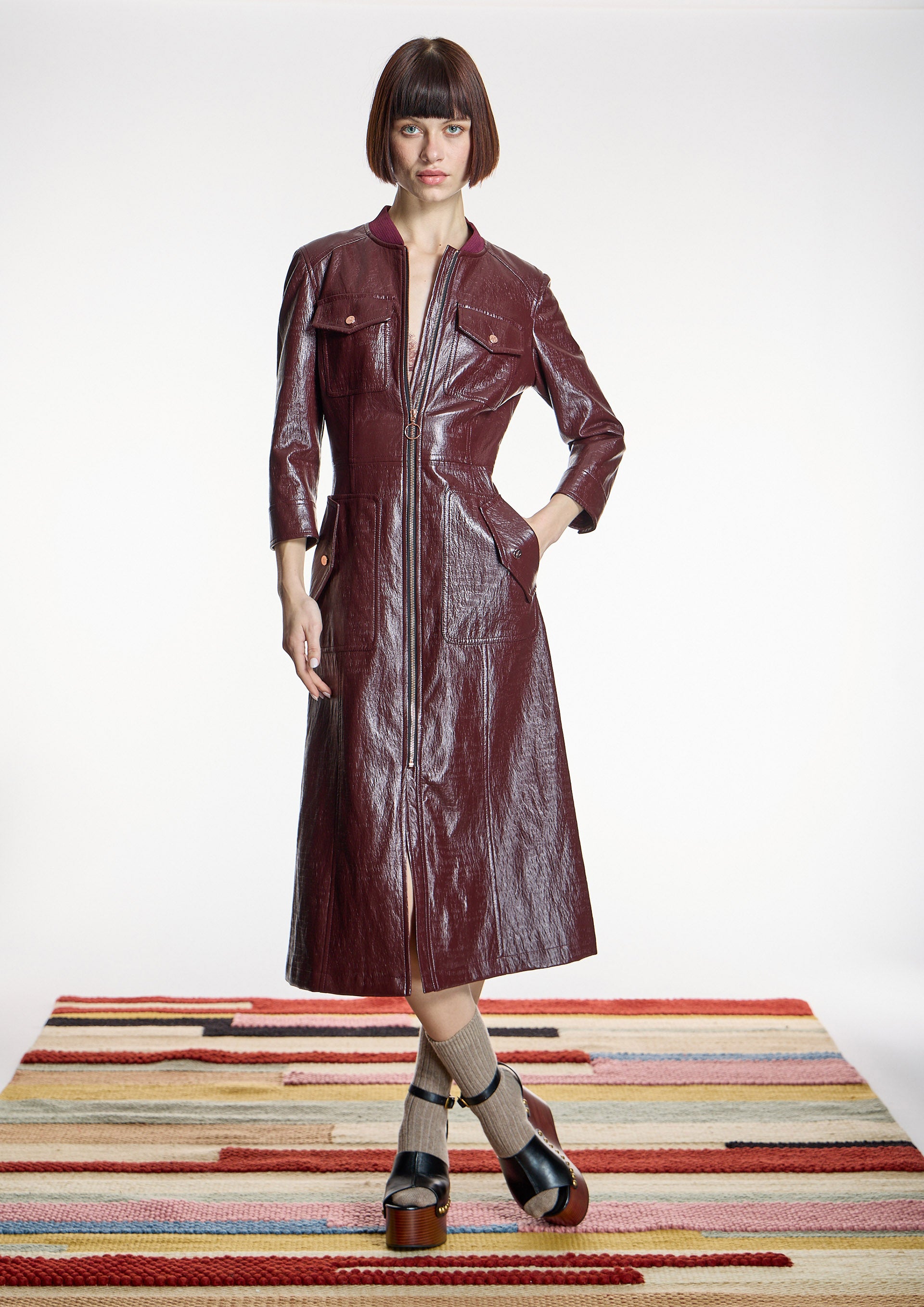 Vestido ALBA CONDE entallado burdeos