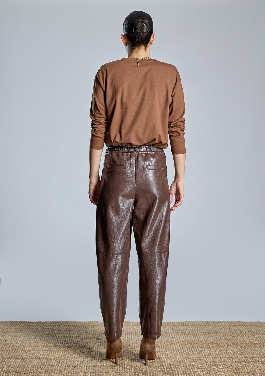 Pantalón ALBA CONDE efecto piel marrón