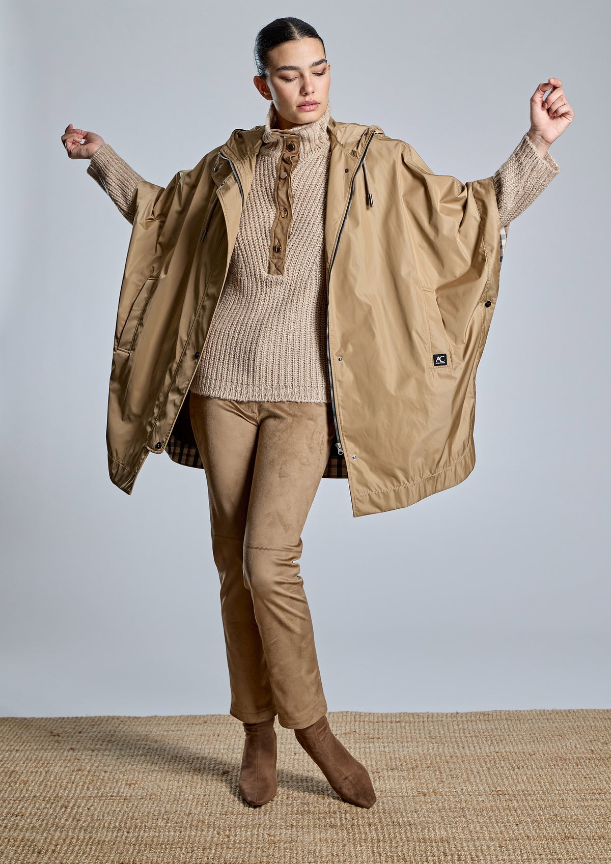 Capa ALBA CONDE camel con capucha