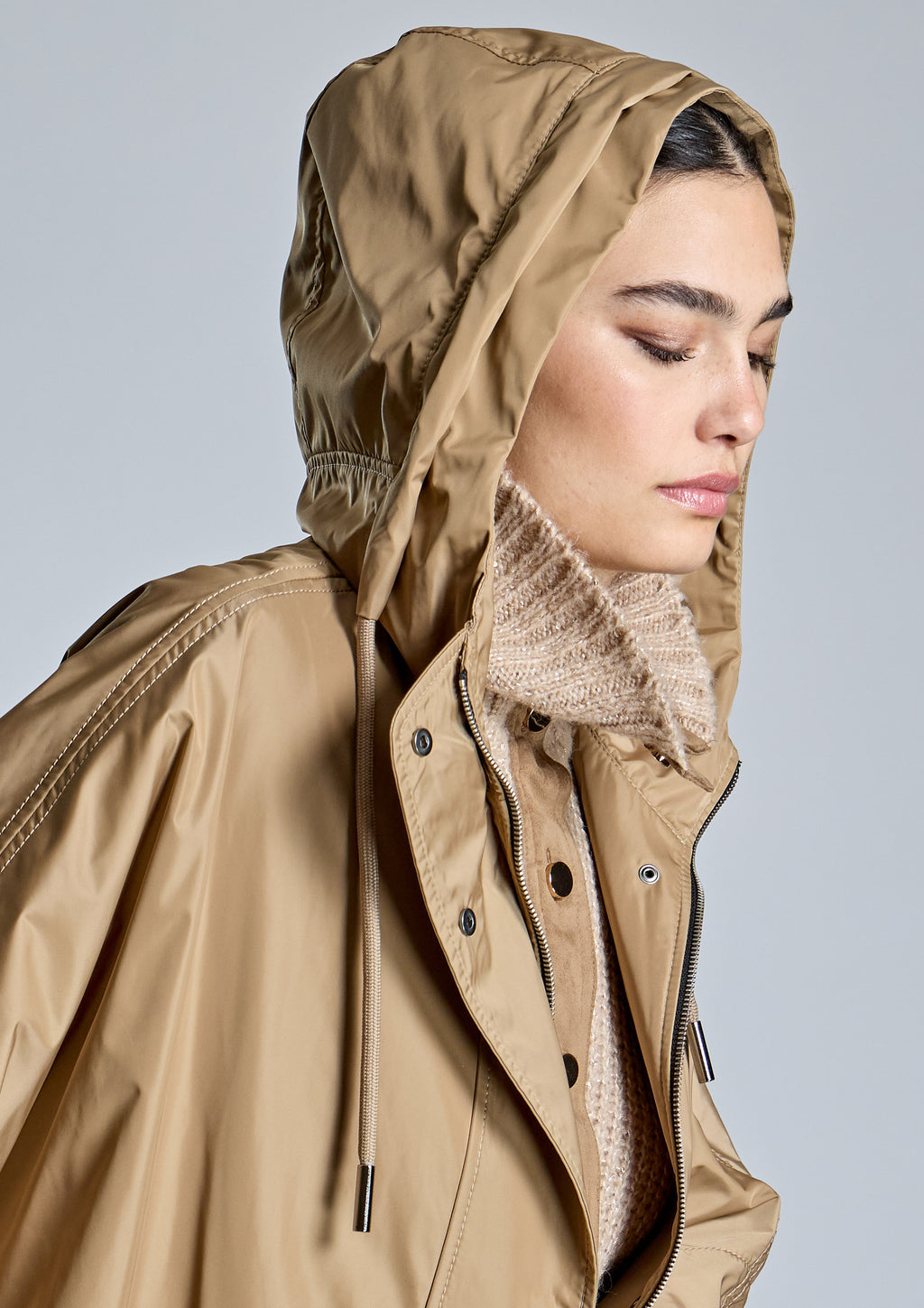 Capa ALBA CONDE camel con capucha