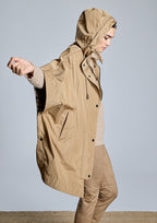 Capa ALBA CONDE camel con capucha