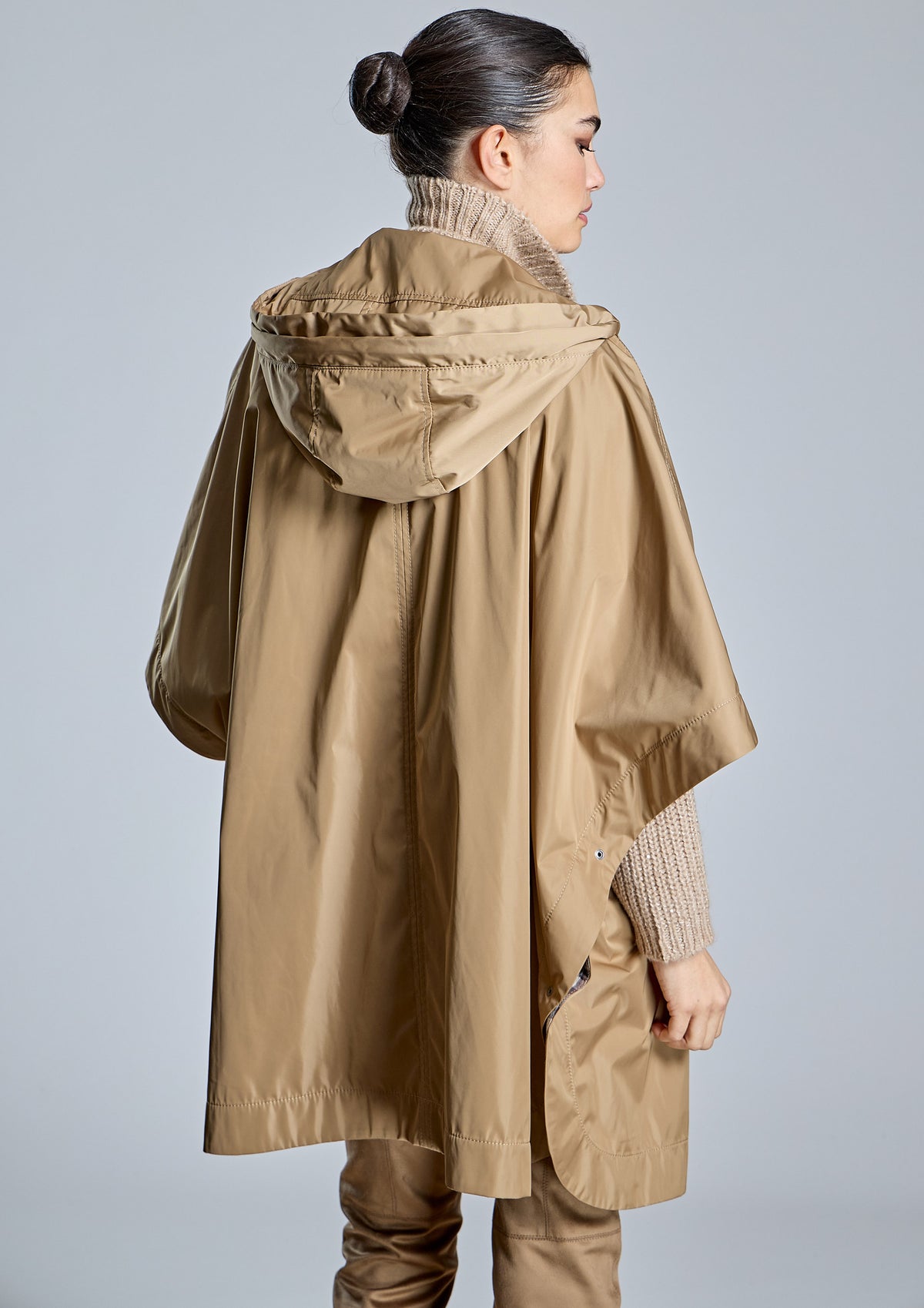 Capa ALBA CONDE camel con capucha
