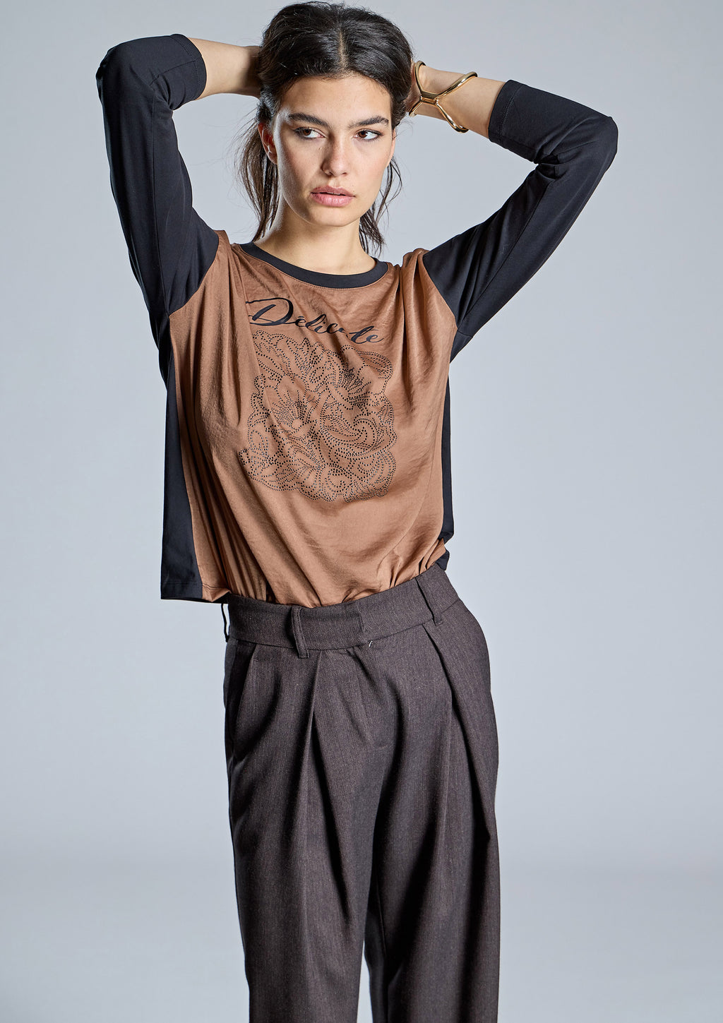 Camiseta ALBA CONDE marrón con mangas negras