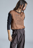 Camiseta ALBA CONDE marrón con mangas negras