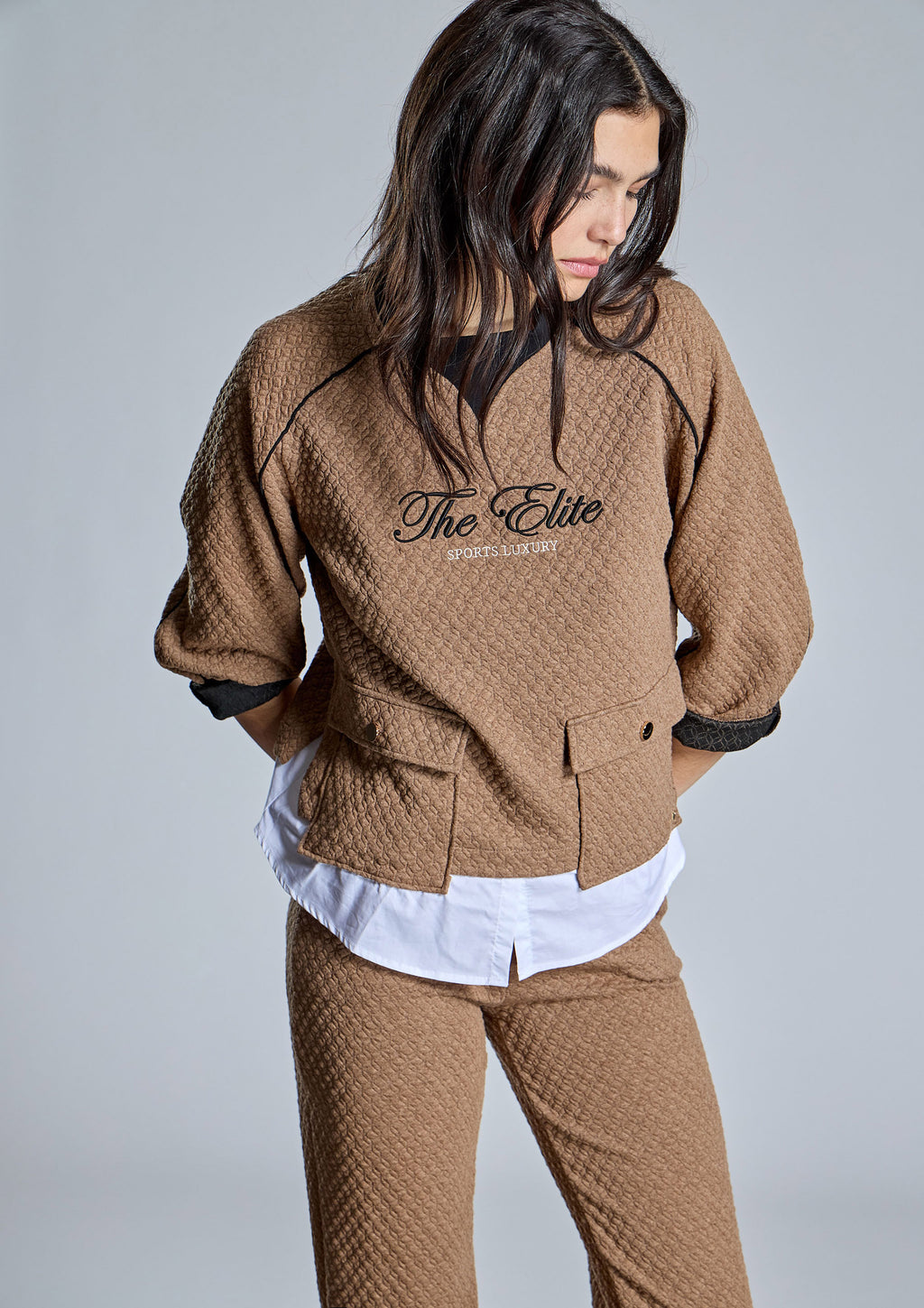 Sudadera ALBA CONDE texturizada camel con efecto camisa