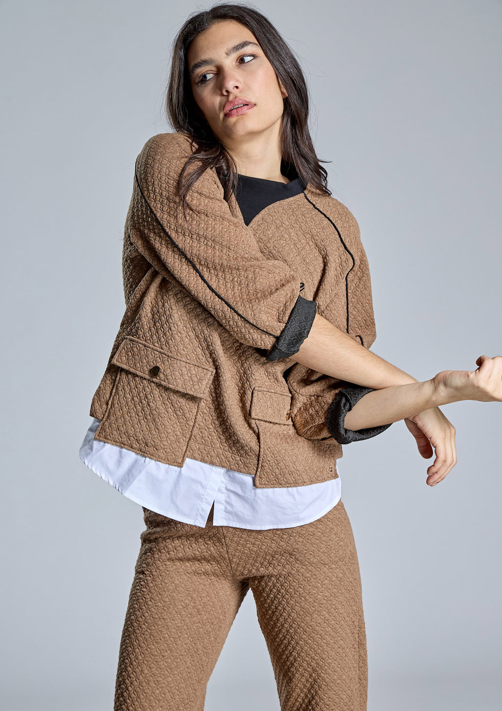 Sudadera ALBA CONDE texturizada camel con efecto camisa