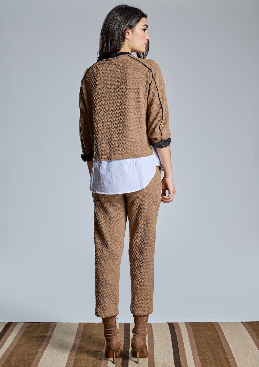 Sudadera ALBA CONDE texturizada camel con efecto camisa