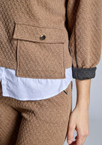 Sudadera ALBA CONDE texturizada camel con efecto camisa