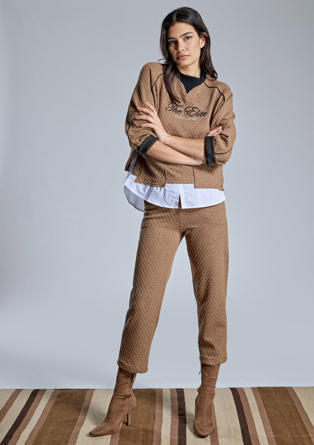 Pantalón ALBA CONDE camel texturizado