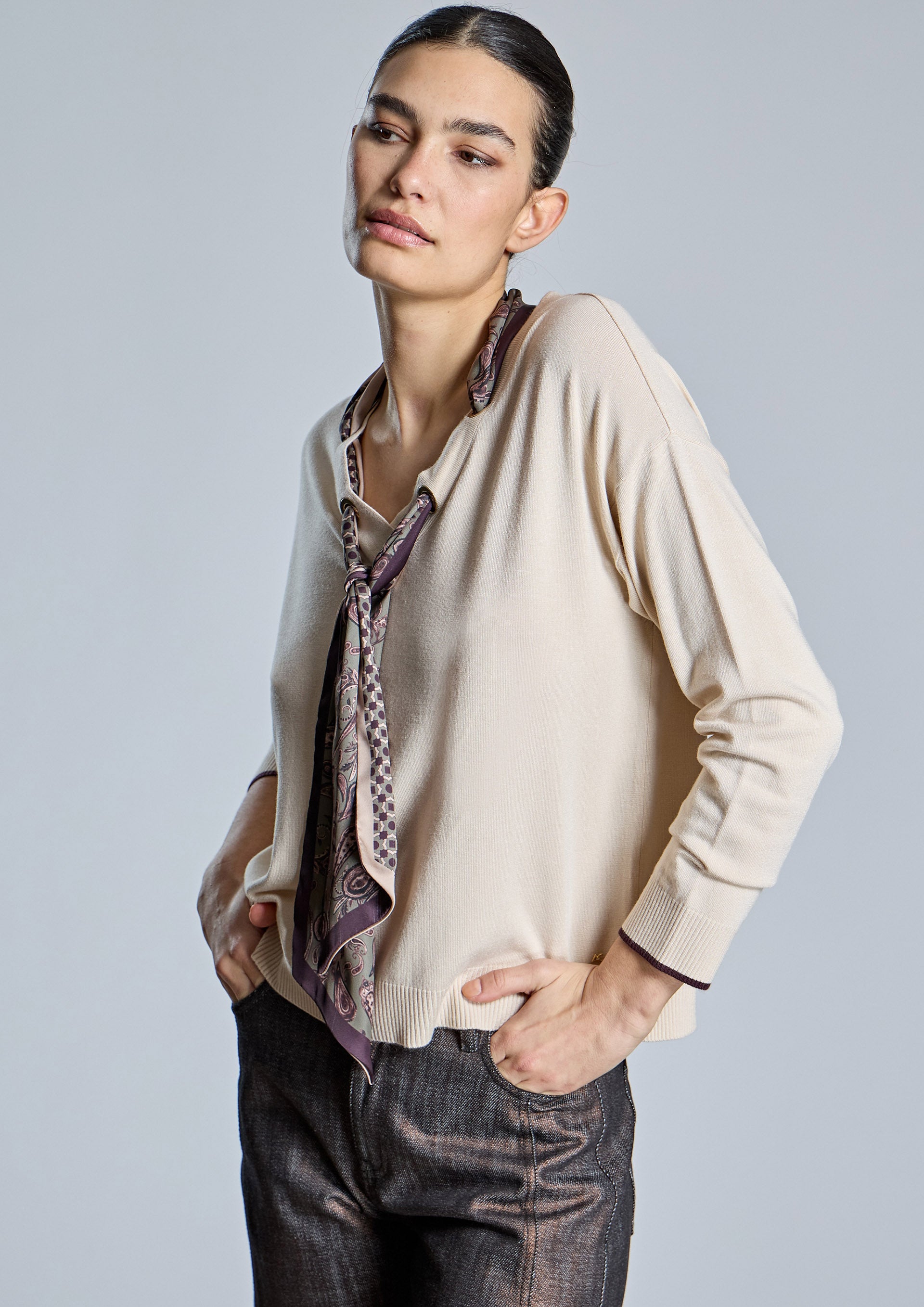 Jersey ALBA CONDE beige con pañuelo estampado