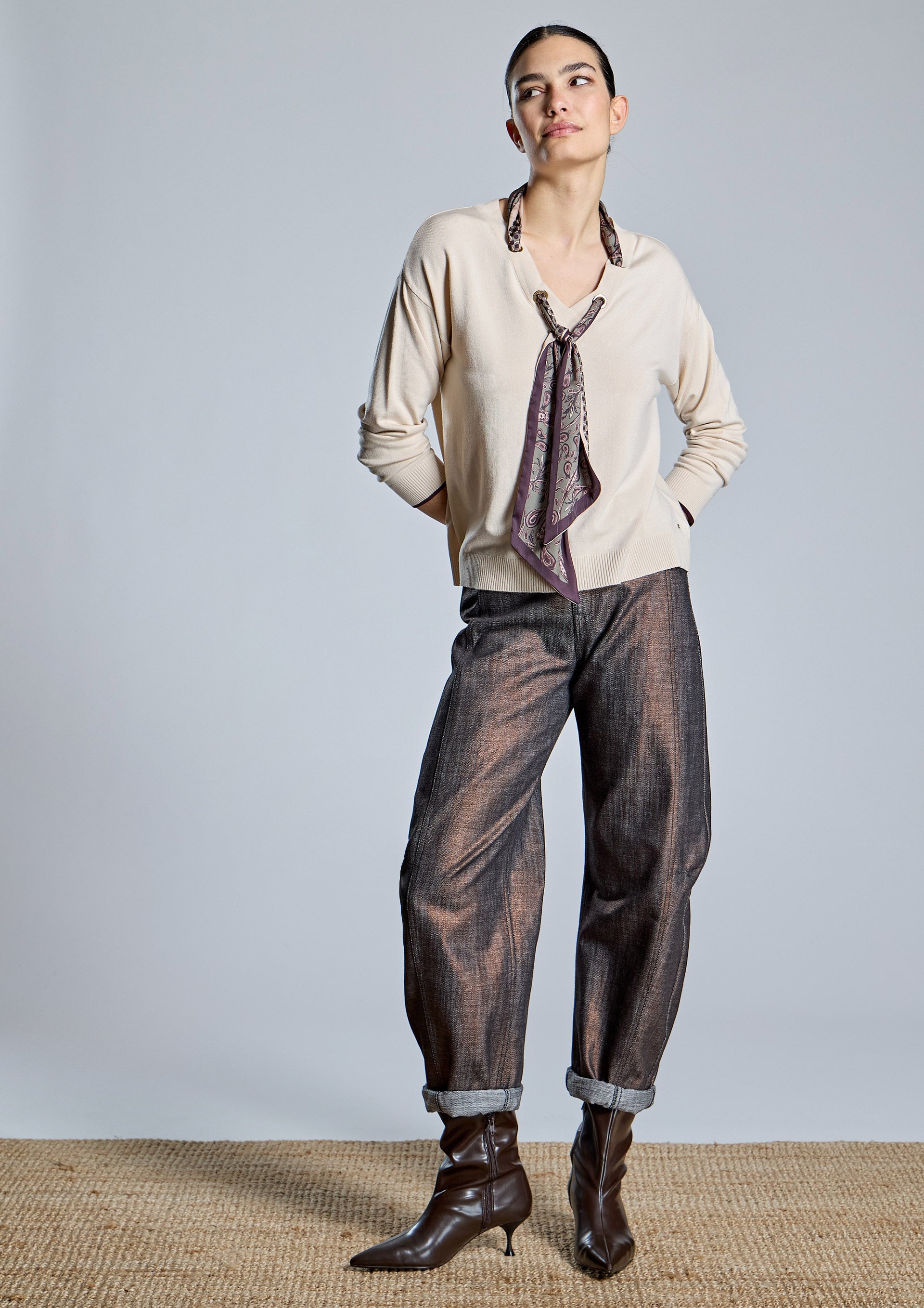 Jersey ALBA CONDE beige con pañuelo estampado